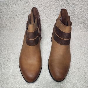 New Never worn Clark's size 7 1/2 low boots